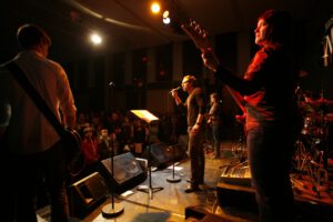 Band auf Bühne