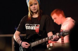 Gitarrenunterricht Stuttgart - Music Planet - Punk Rock Girl mit Gitarre
