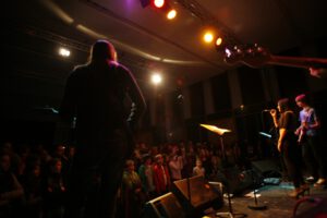 Junge Band vor großem Publikum