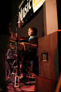 Junger Schlagzeuger in Aktion