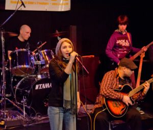 Junge Sängerin und ihre Band