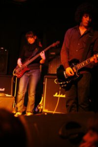 Vor großem Publikum in die Saiten hauen