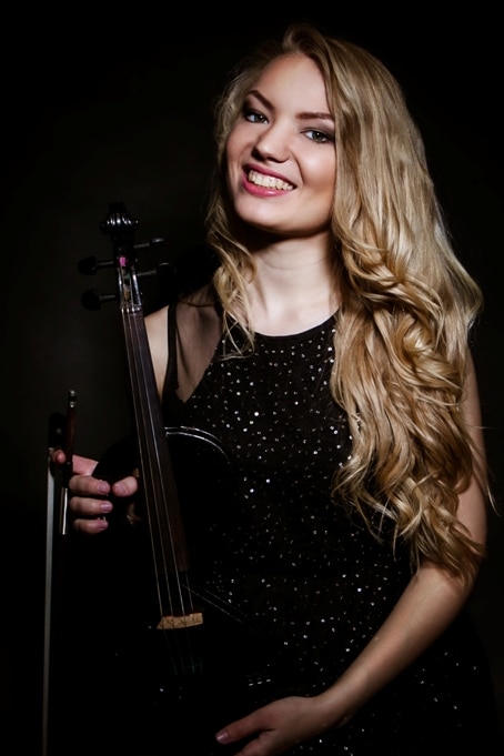 Alexandra, Lehrerin für Geige