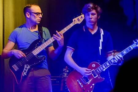 Bassunterricht in der Musikschule Music Planet Stuttgart - 2 Schüler mit Bass und E-Bass